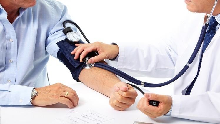 ابتكار جهاز صغير يعالج ضغط الدم من خلال الأذن