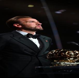 هاري كين يحصد جائزة الكرة الذهبية 2026..ومبابي ثانيا